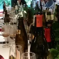 Verschiedene Bierflaschen und -gläser auf einem Tisch
