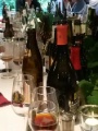 Verschiedene Bierflaschen und Gläser auf Tisch
