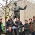 Sieben Männer vor dem Soldatendenkmal in Aarau