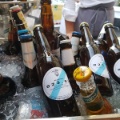 Verschiedene Bierflaschen in Eiskübel