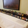 Eine Reihe mit verschiedenen Schweizer Bierflaschen