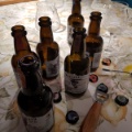 Verschiedene leere Bierflaschen auf einem Tisch