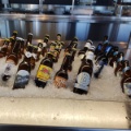 Verschiedene Bierflaschen liegen auf einem Eisbett