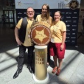 Drei Personen stehen vor dem Symbol des European Beer Stars