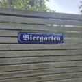 Strassenschild mit dem Namen Biergarten