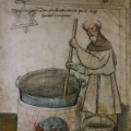Historische Darstellung eines Bierbrauers mit Braukessel und dem Zunftzeichen der Brauer in Form eines Hexagramms