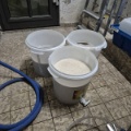 Frisch gebrautes Bier in Plastikeimern